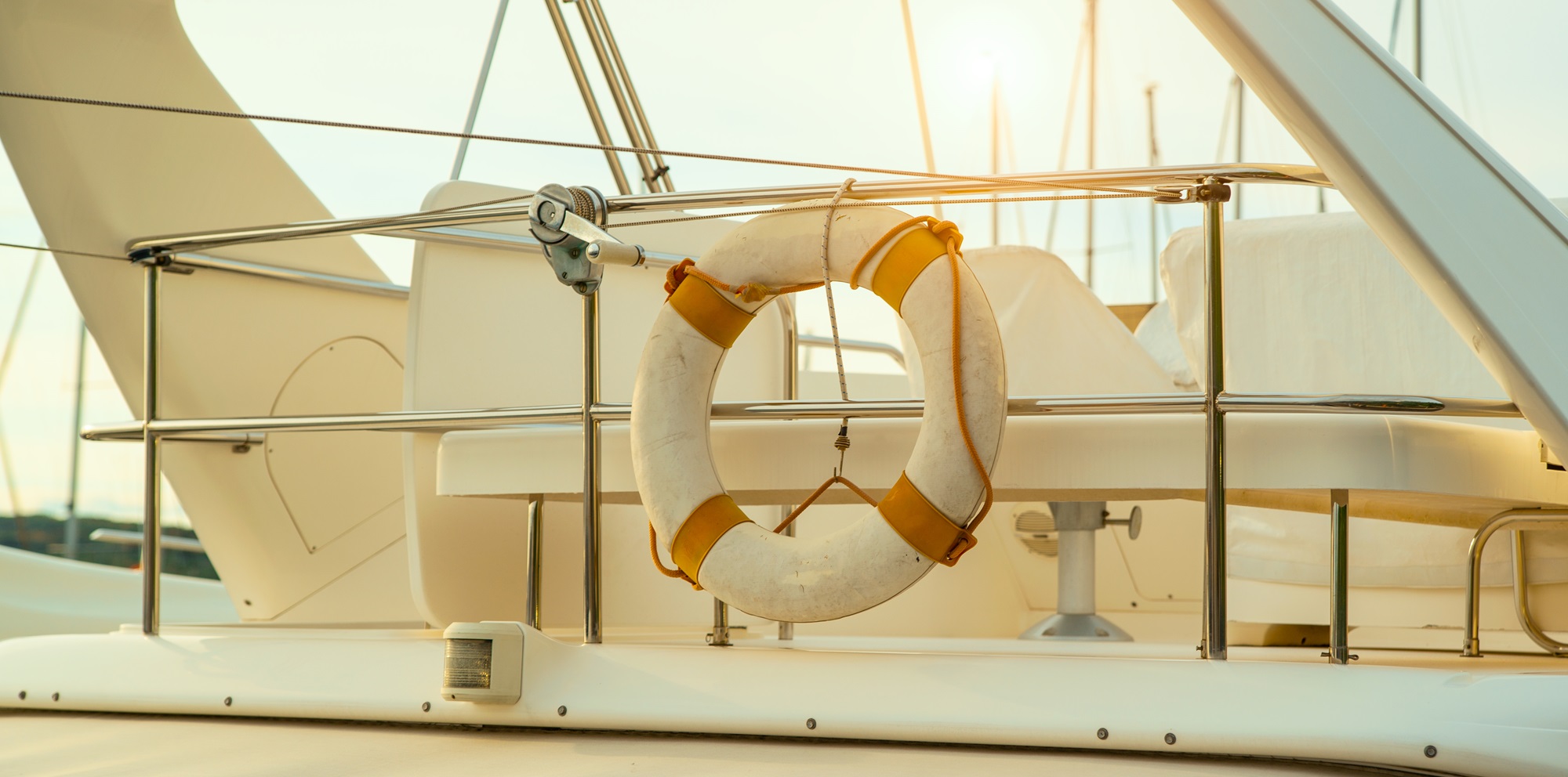 Reddingsboei aan de achterzijde van een jacht, symbool voor veilig varen in Limburg.