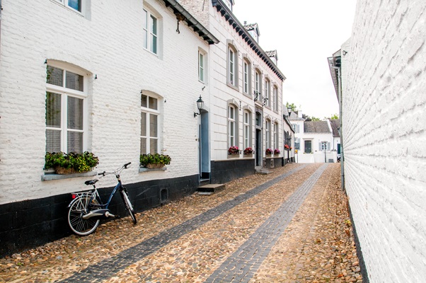 De smalle straatjes met de karakteristieke witte huizen in Thorn