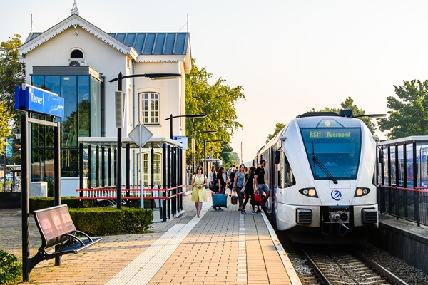 Einsteigen in den Arriva-Zug nach Roermond am Bahnhof Reuver