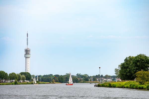 Zeilboot op de Maasplassen met de Roermondse TV toren op de achtergrond