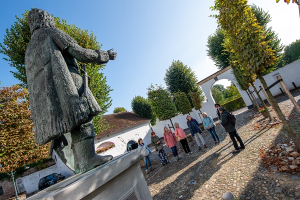Guide tells about a statue to a group taking the tour of Thorn