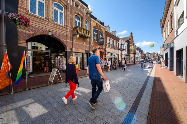 Shoppers lopen door de Langstraat in Weert