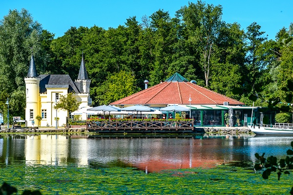 The terrace on the Hariksee by the old castle