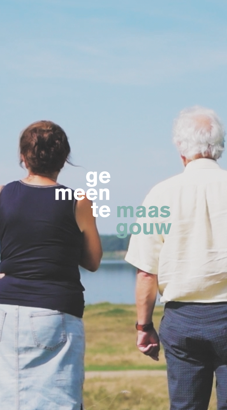 Ouder echtpaar geniet van het uitzicht over het water en de weidsheid van de gemeente Maasgouw