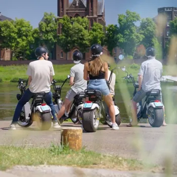 Groep mensen op e-choppers van De Maashof tijdens een groepsactiviteit langs de Maas.